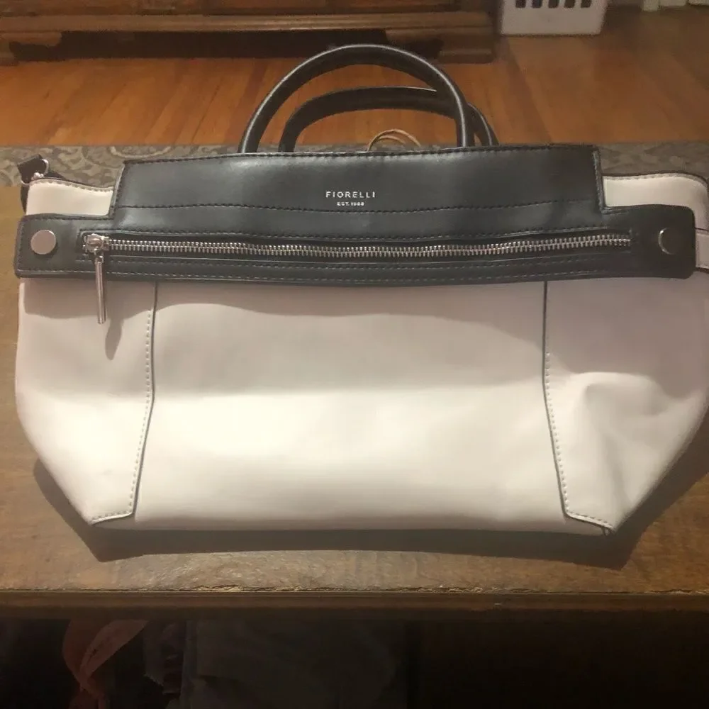 Fiorelli Abbey women’s handbag. Zipper and buckle accents. Detachable strap